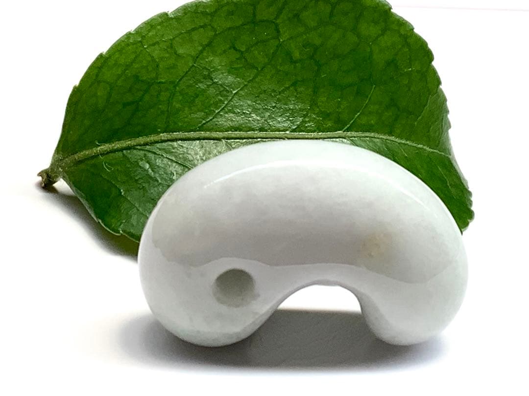 ✳粋の逸品‼️珍しい多彩色‼️糸魚川翡翠勾玉　数少ない1点 お守りに鑑定機関鑑別書