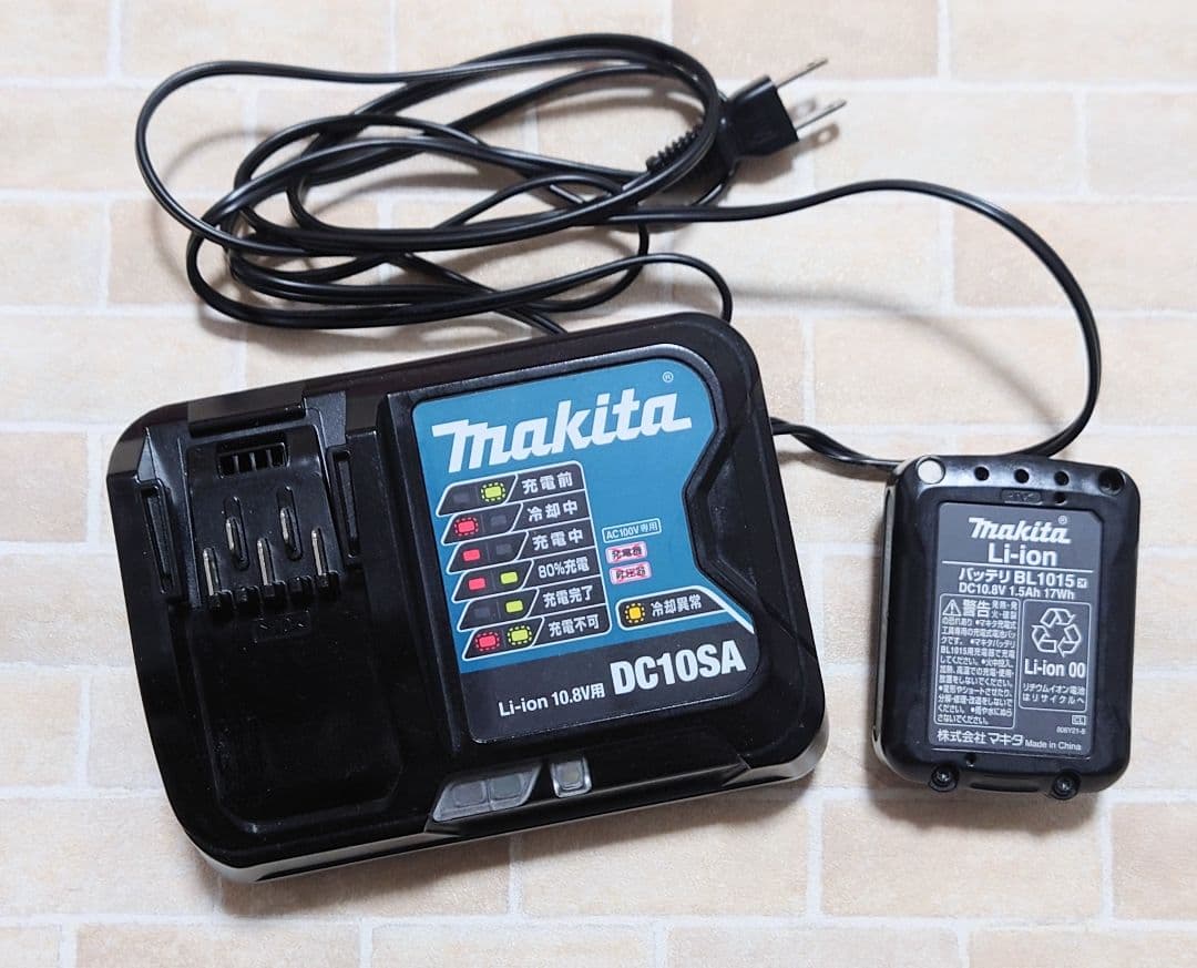 美品　マキタ　コードレス充電式　クリーナー　掃除機　CL107FD