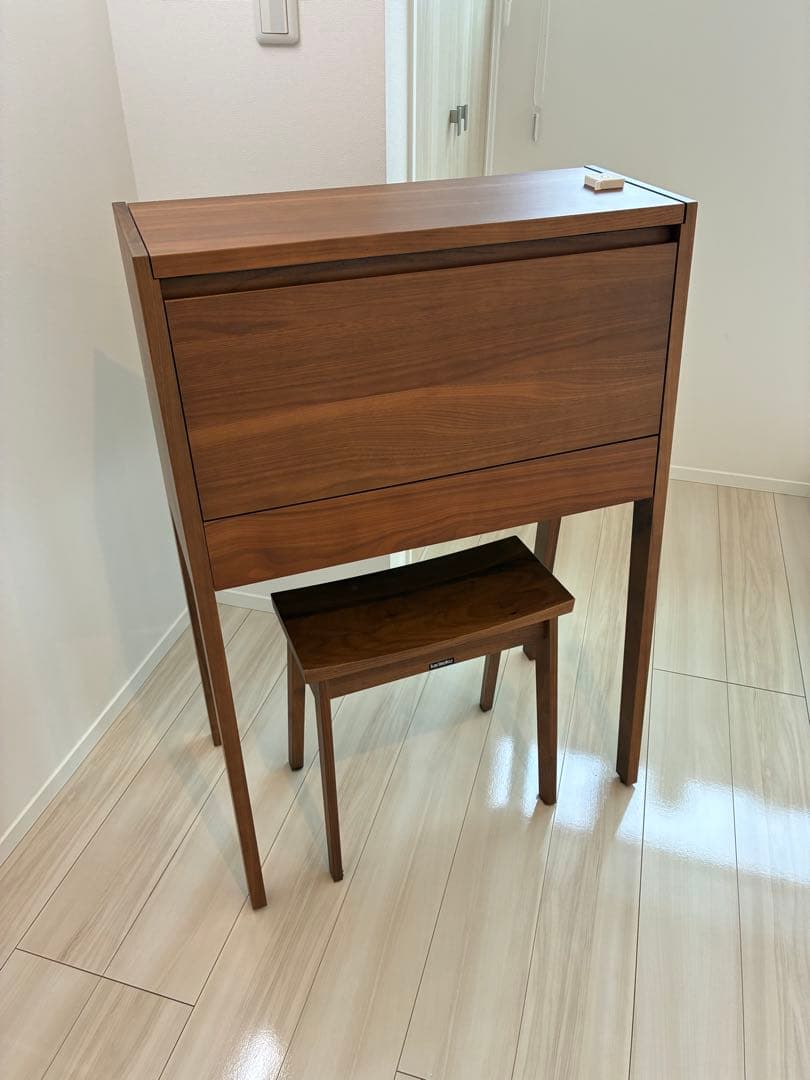 カリモク家具の鏡台椅子