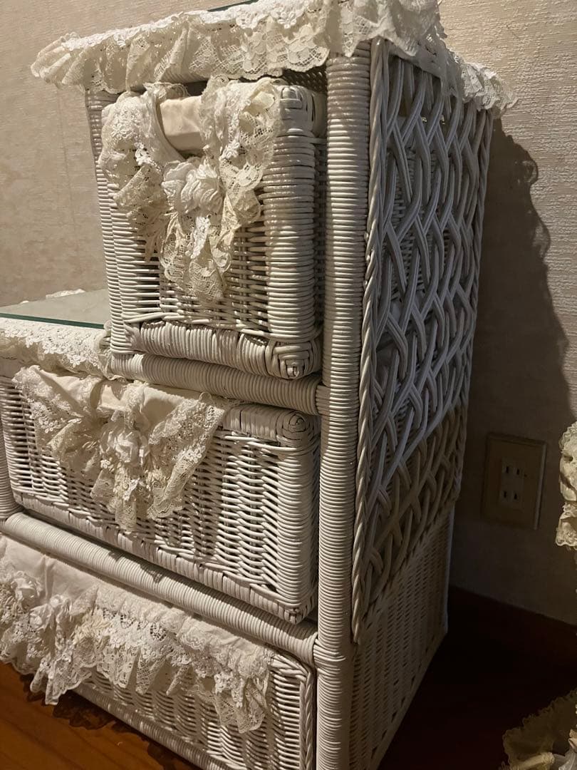 さえら　ラタン　レース装飾のホワイトラタン収納ボックス