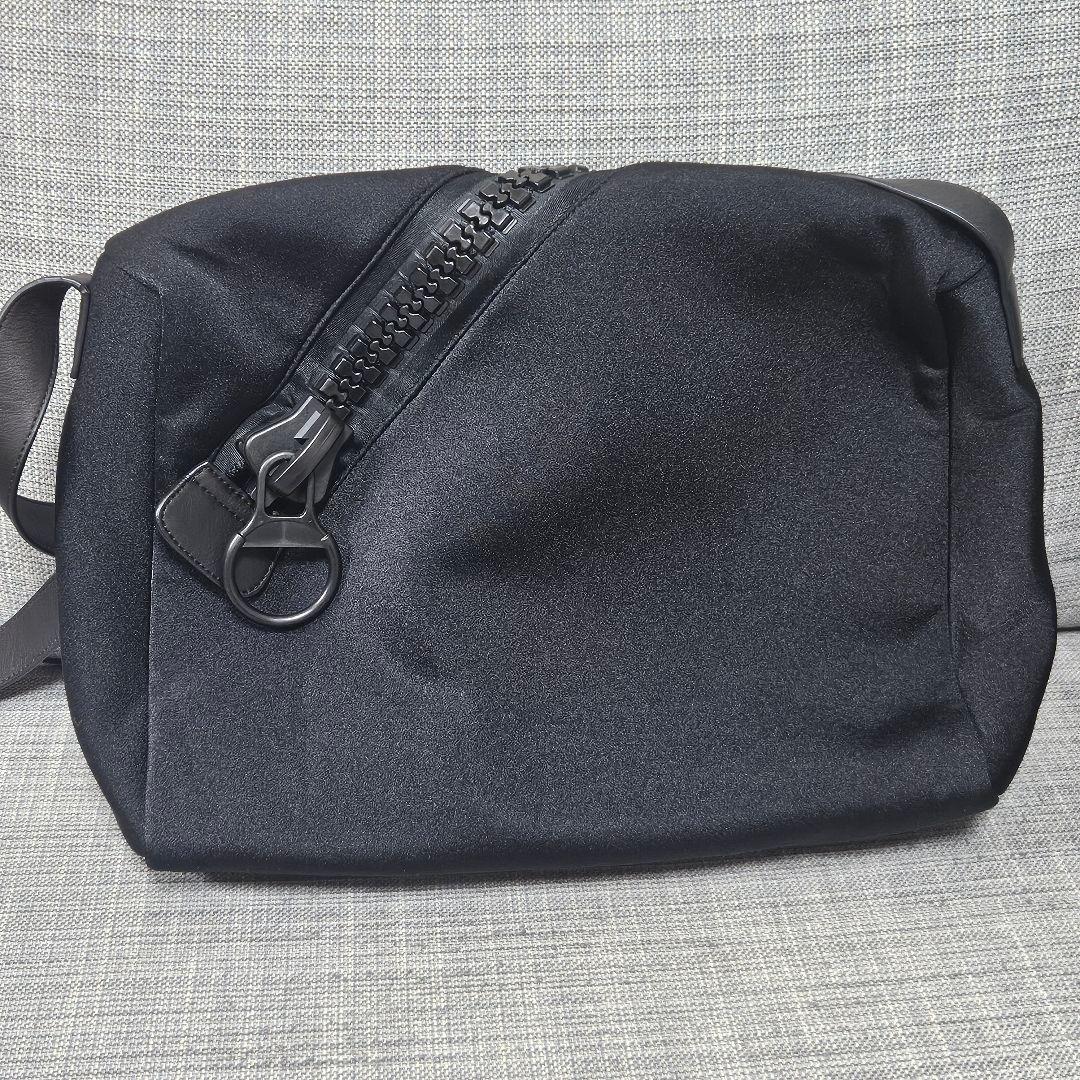 【サンタ】カワカワ ビッグファスナー ショルダーバッグ ナイロン