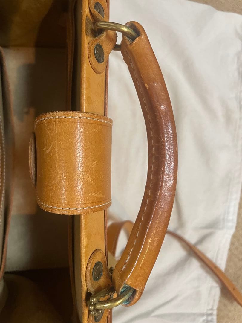 BREE ダレスバッグ　ヌメ革ショルダーバッグ　底板有り