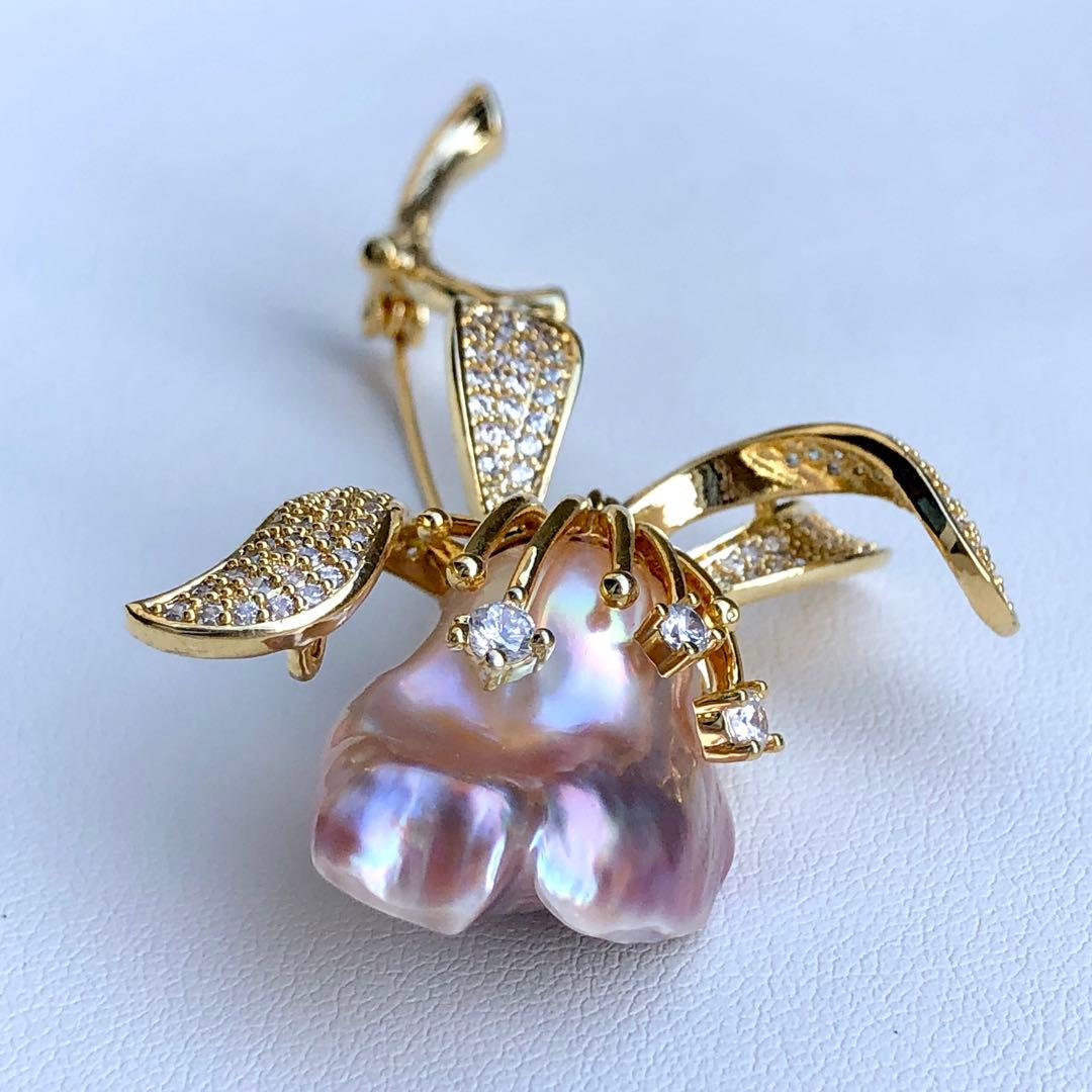 リカちゃんバロックパール　メタリックピンク26㍉お花ブローチBEN692