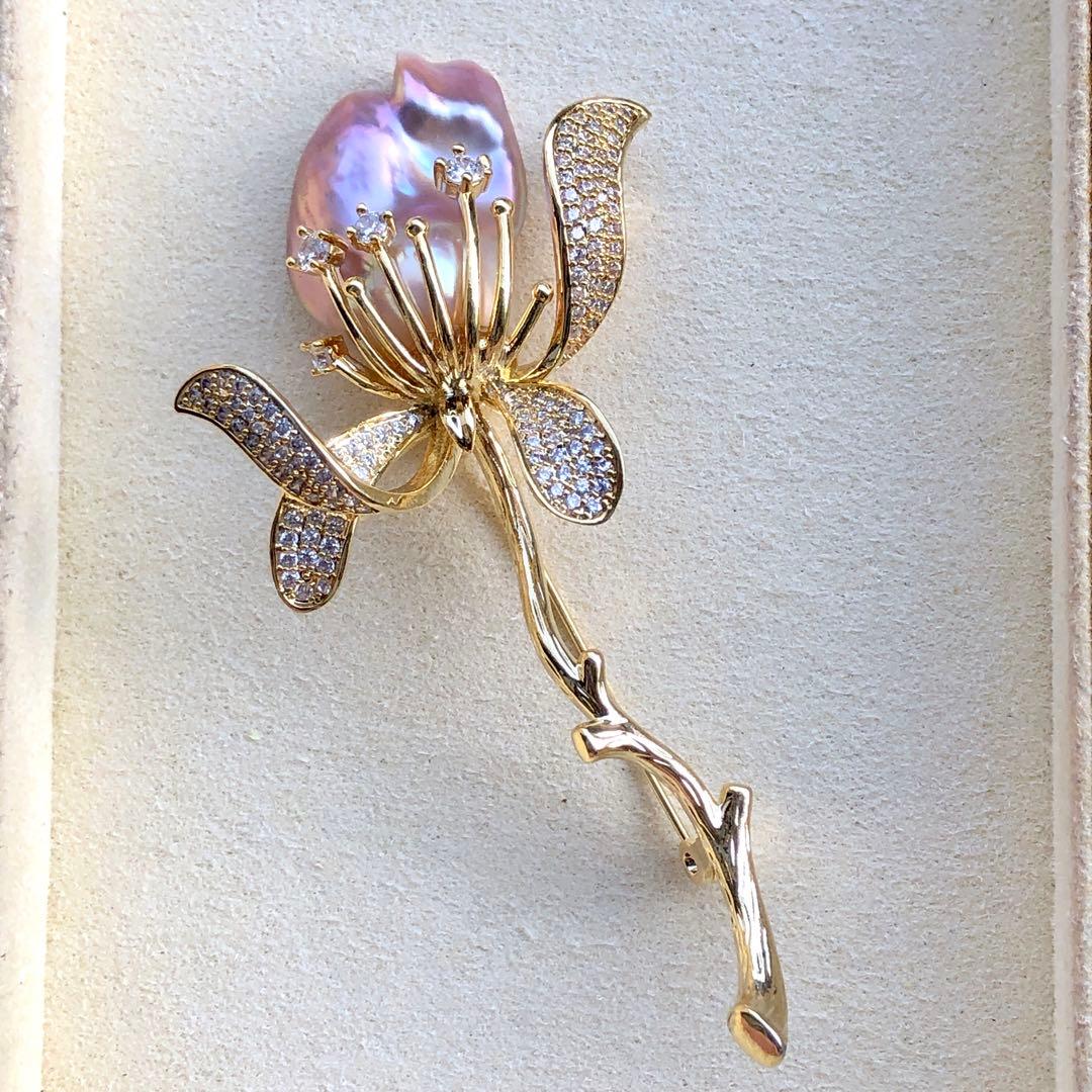 リカちゃんバロックパール　メタリックピンク26㍉お花ブローチBEN692