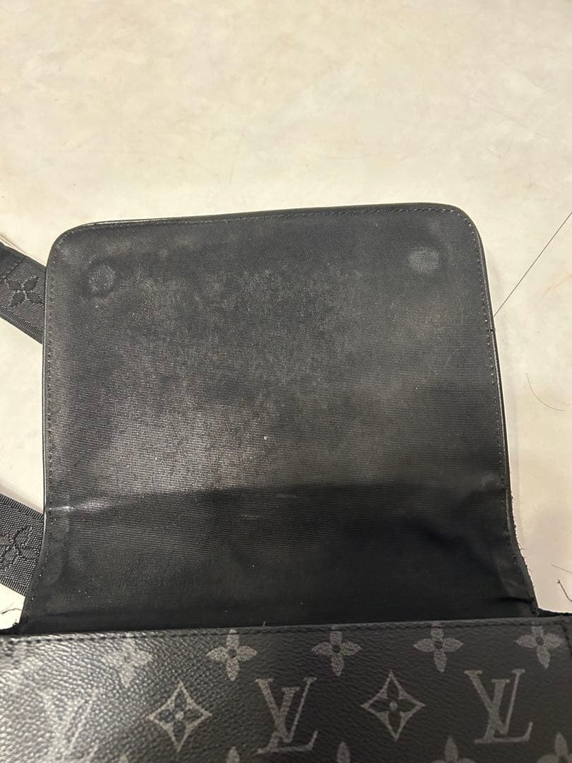 にょい　 Louis Vuitton ブラック ショルダーバッグ