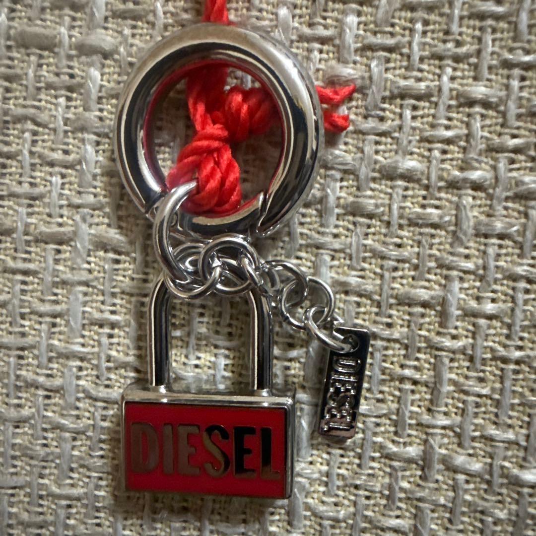 DIESEL ロック型キーホルダー　ストラップ