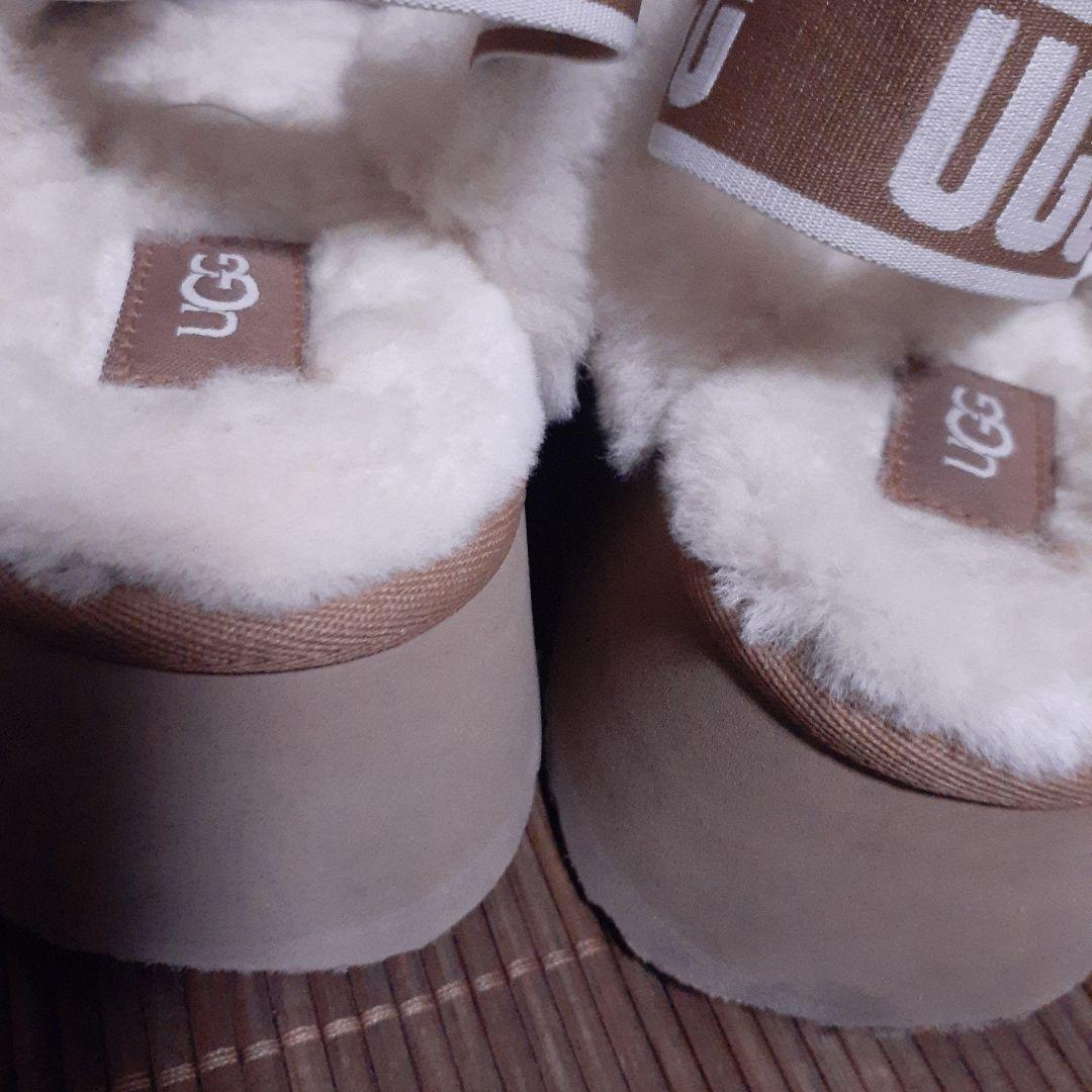 UGG ベージュムートンサンダル