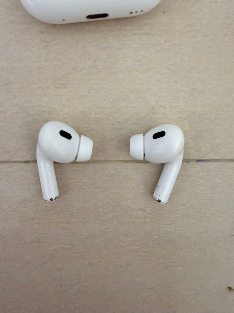 AirPods Pro 2本体 ホワイト 充電ケース付き いくらで欲しい❓❓