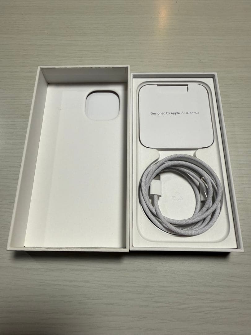 iPhone15 256gb 背面割れ有り　バッテリー89%