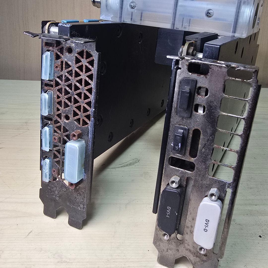 専用の液体冷却システムコンポーネントを備えたグラフィックカード（GPU）