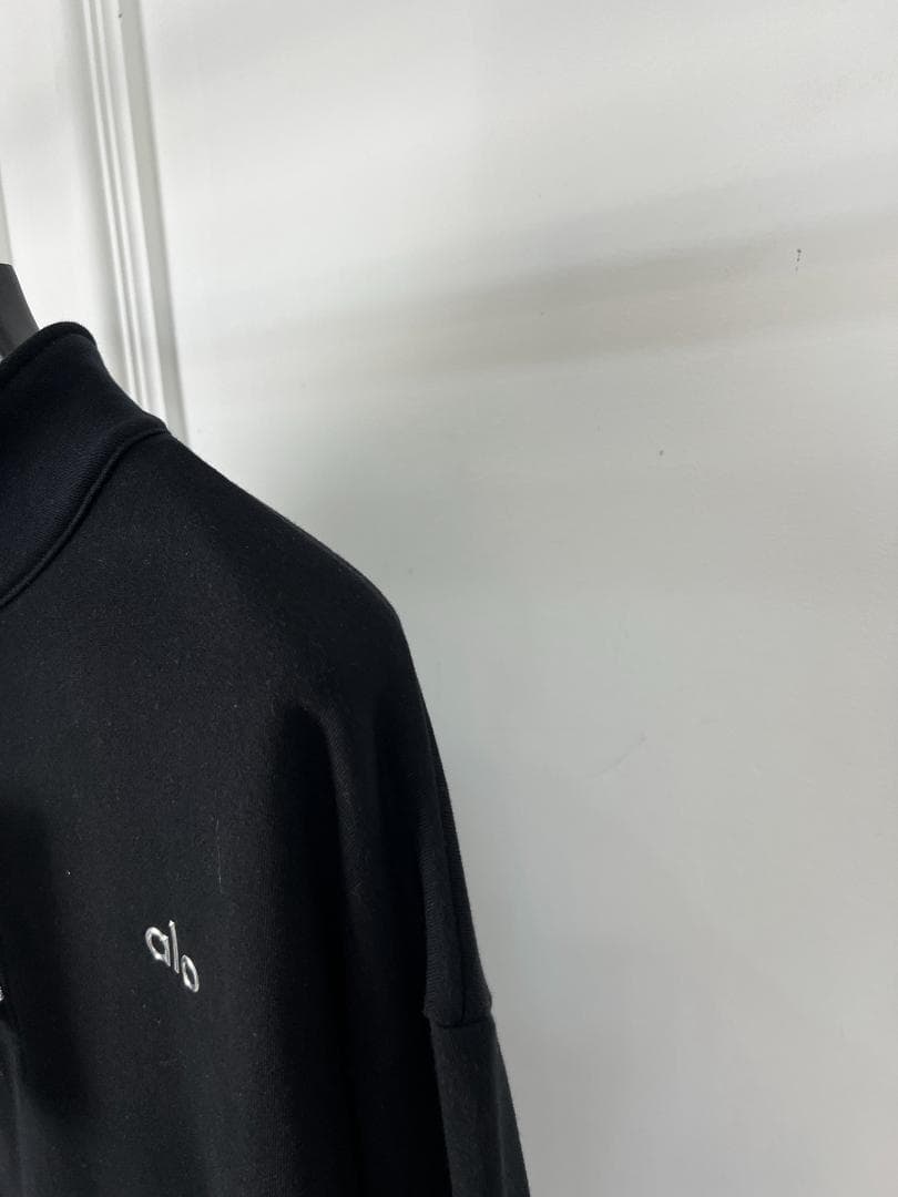 ALO ジップアップスウェット ブラック ミニマルデザイン