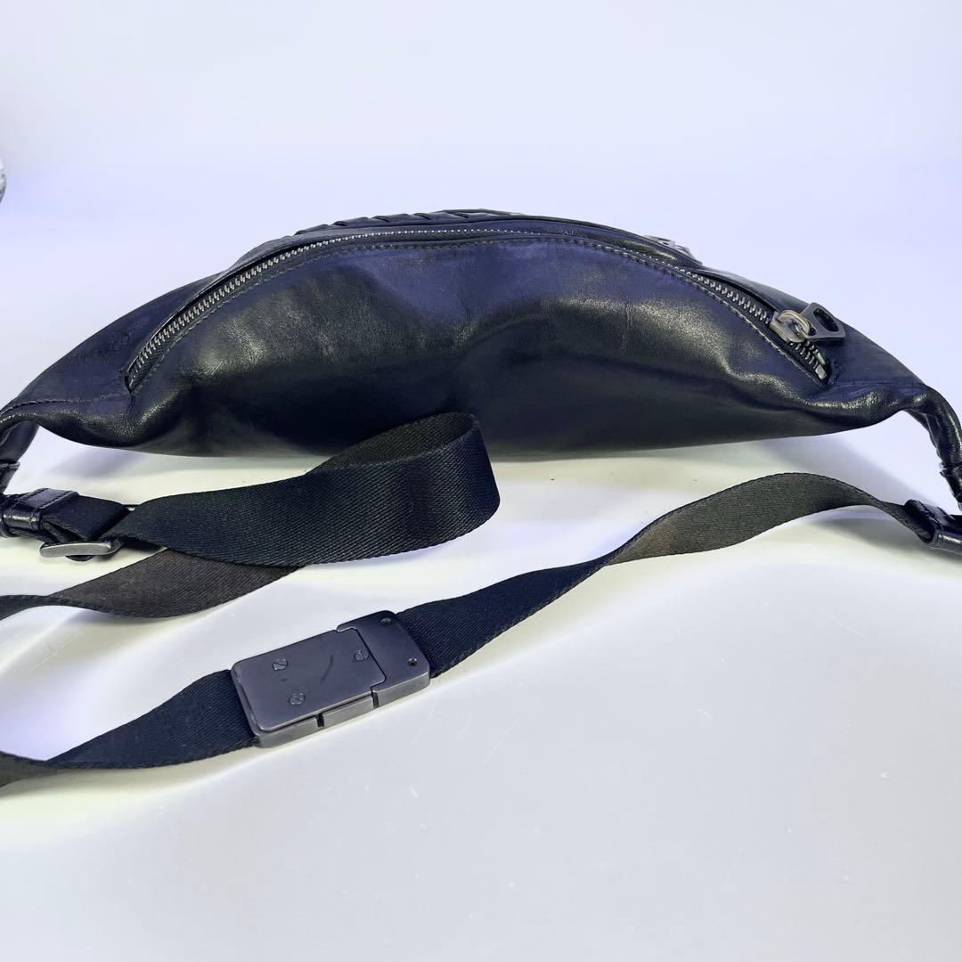 【美品】ボッテガヴェネタ　ボディバッグ　イントレチャート　ブラック