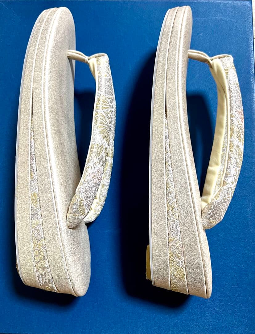 アイボリー に光沢がある花柄刺繍 ハンドバッグと草履セット