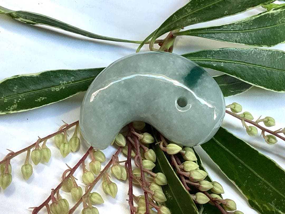 ✳特選 アイスジェダイト 糸魚川翡翠勾玉premiumシリーズ 運気呼び込む‼️