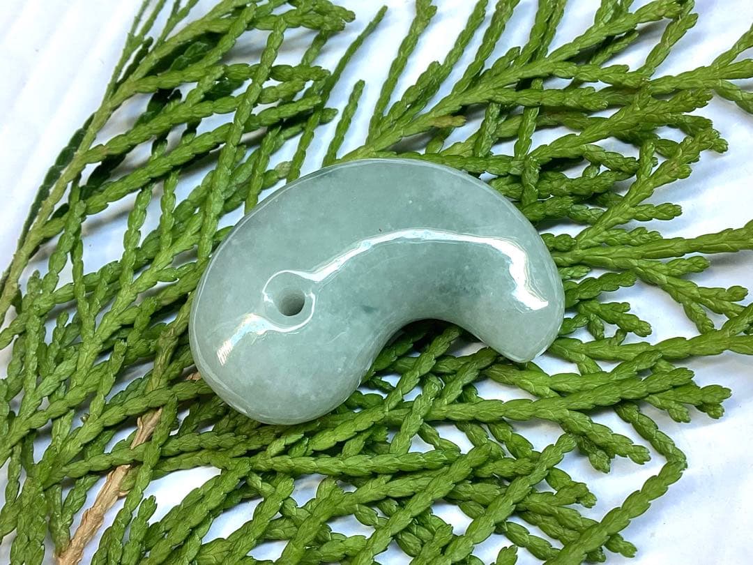 ✳特選 アイスジェダイト 糸魚川翡翠勾玉premiumシリーズ 運気呼び込む‼️