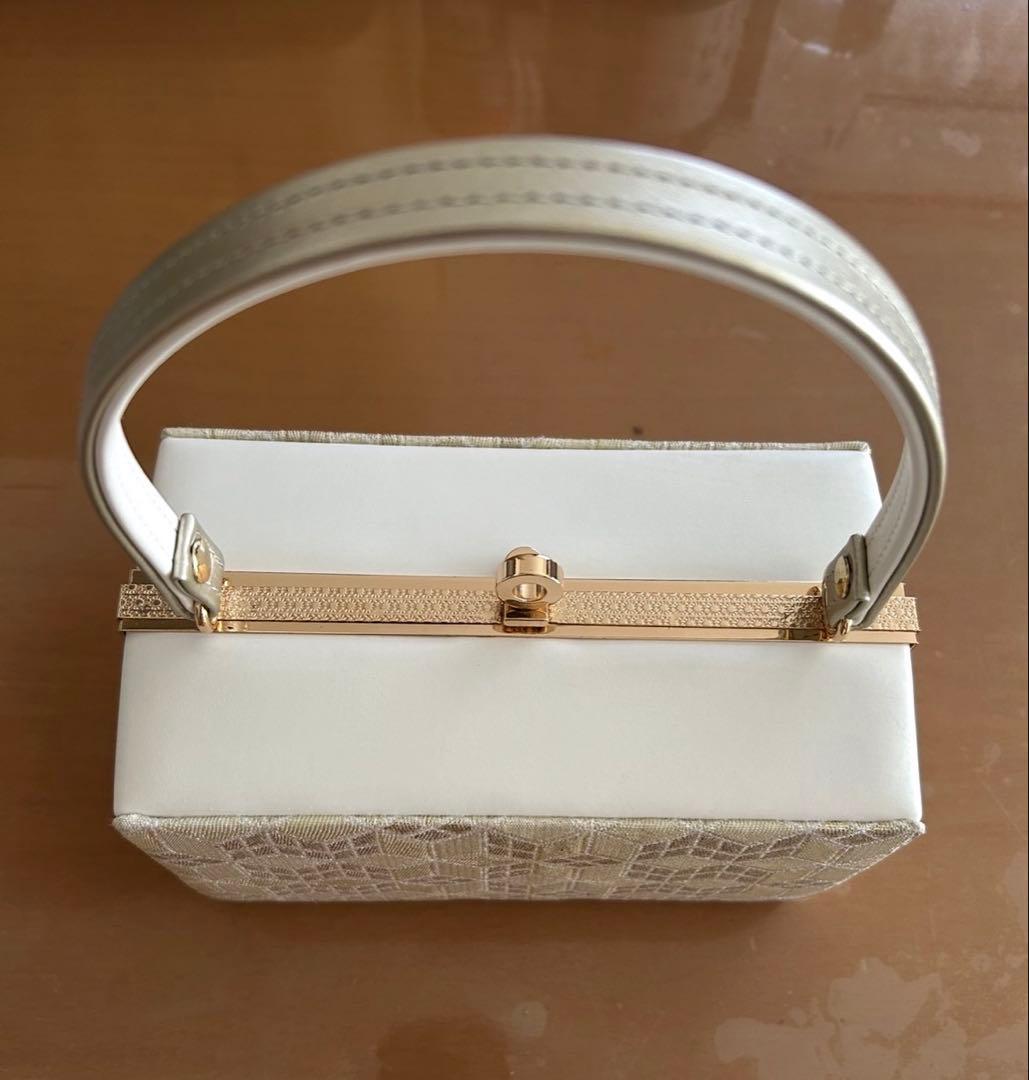 ホワイト、ゴールド、シルバー刺繍デザインバッグと草履のセット