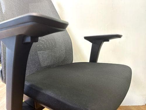 J【中古品】イトーキ サリダチェア YL8 可動肘付 YL8-SGBL-AEL