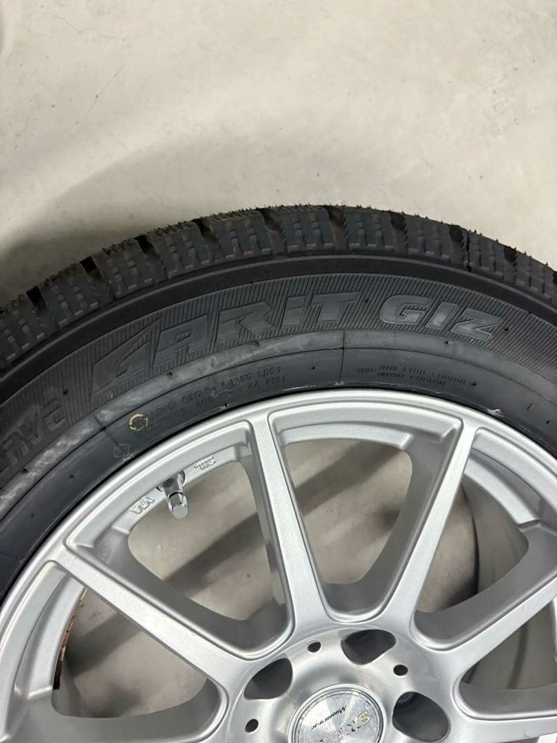 イボ付きプリウス60系pcd114 スタッドレス　2023年31週製