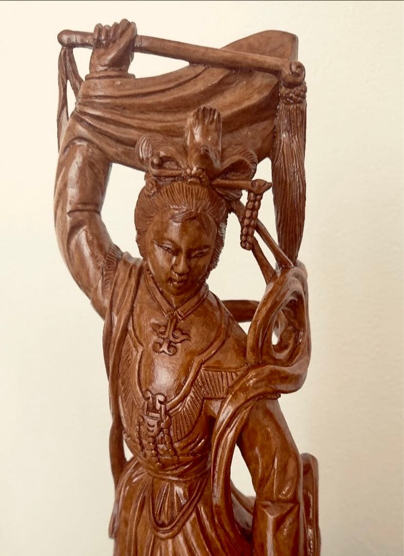 ★中国美術工芸品　舞姫像　天然木手彫り彫刻　台座付き　置物