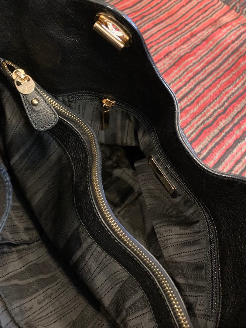 フェラガモ　黒レザー ハンドバッグ【ただし注意事項あり】