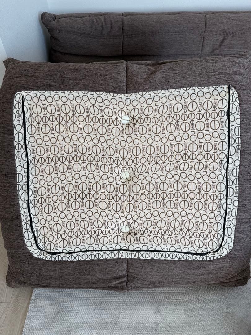 リーン・ロゼの「ロゼトーゴ」（Togo）3人掛けソファ＋オットマン2つ