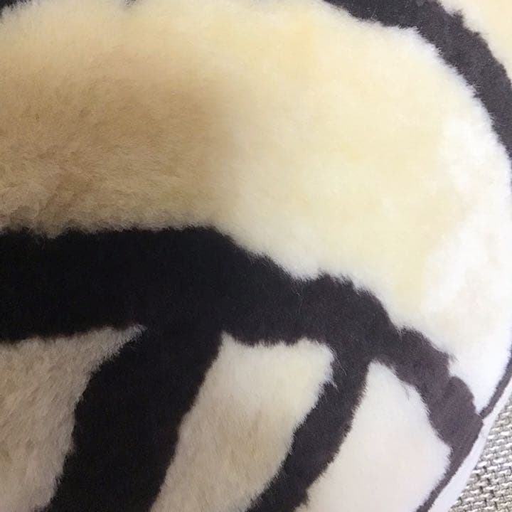 新品未使用 ムートン クッション バラ