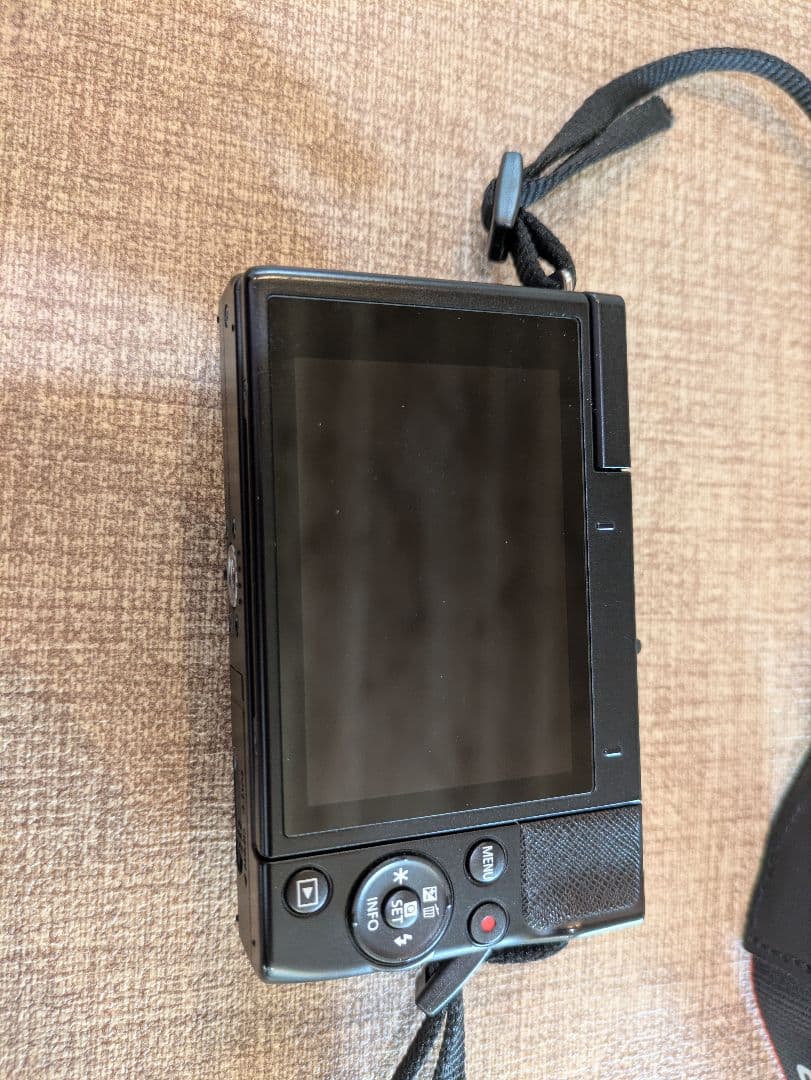 Canon EOS M200 バッテリーパック、レンズ、レンズカバー、充電器付き