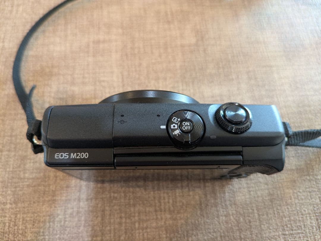 Canon EOS M200 バッテリーパック、レンズ、レンズカバー、充電器付き