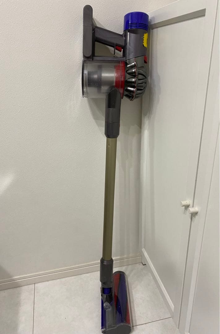 Dyson V8 　コードレスクリーナー　掃除機　sv10