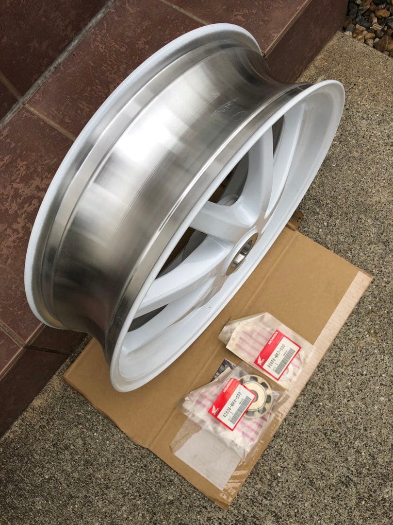 新品 NSR250R MC28 リアホイール 新品　純正スペンサー ワッシャー付