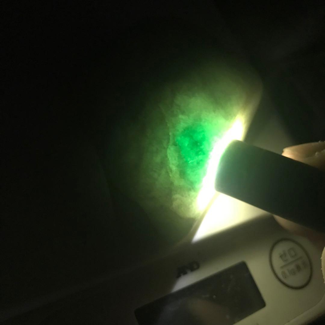 糸魚川翡翠　高透過　白アップルグリーン　大きめ　267g