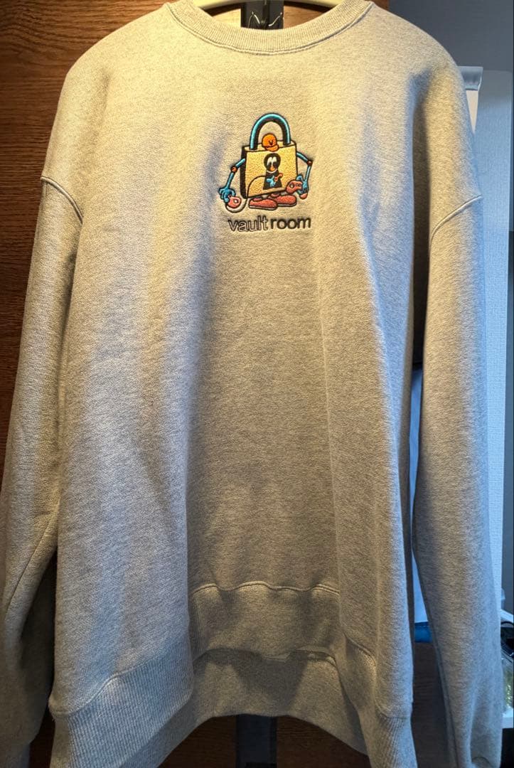 ミ*ー様 VAULTROOM ICON CREWNECK グレー