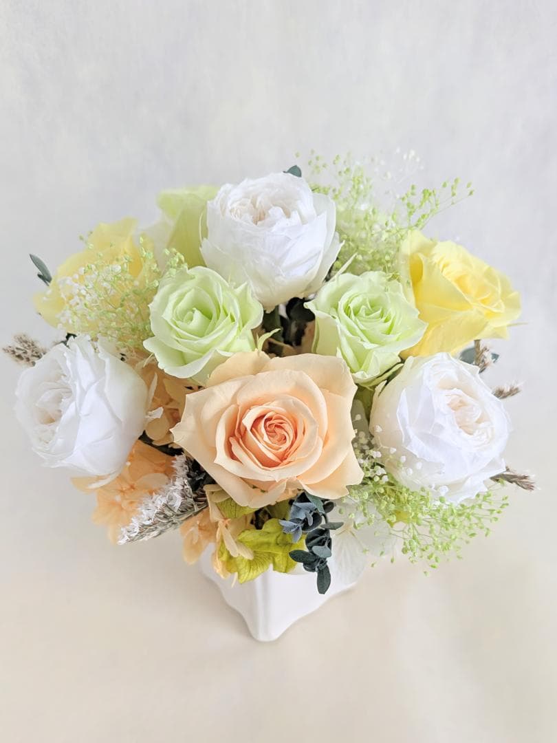 プリザーブドフラワー／ふんわりと明るく優しい薔薇たちの白い陶器アレンジ