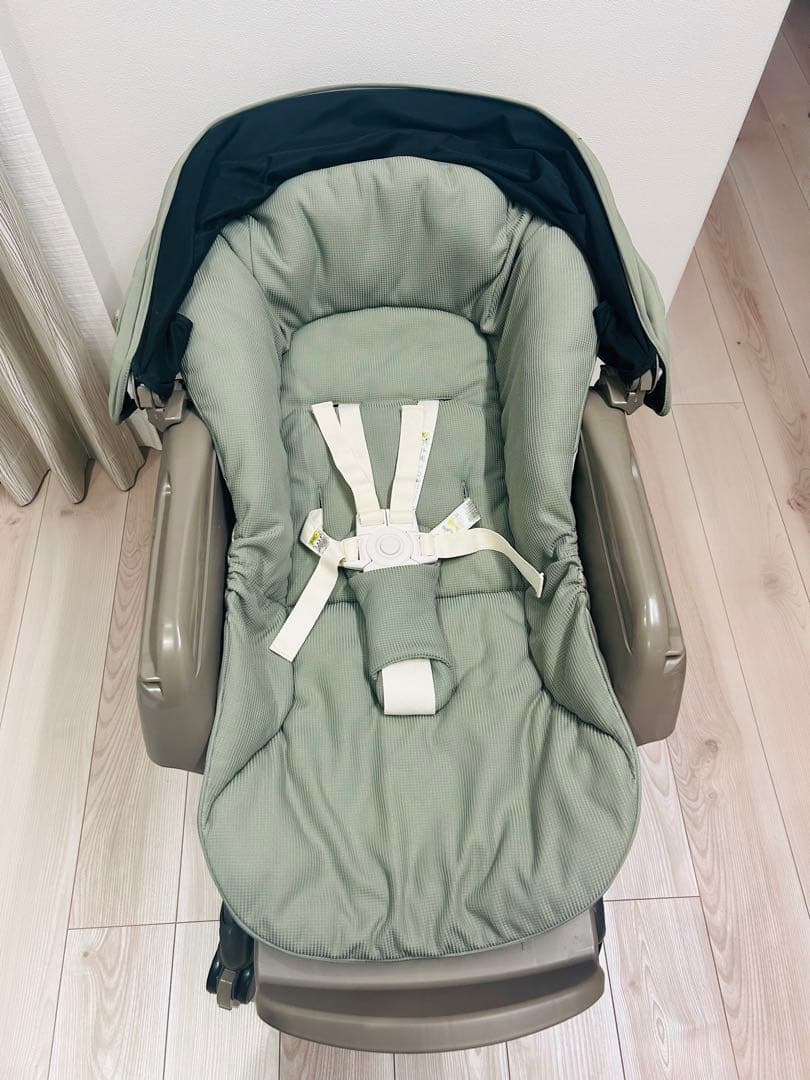 《美品》コンビ　ネムリラ コードレス AUTO SWING 【替えシート付】