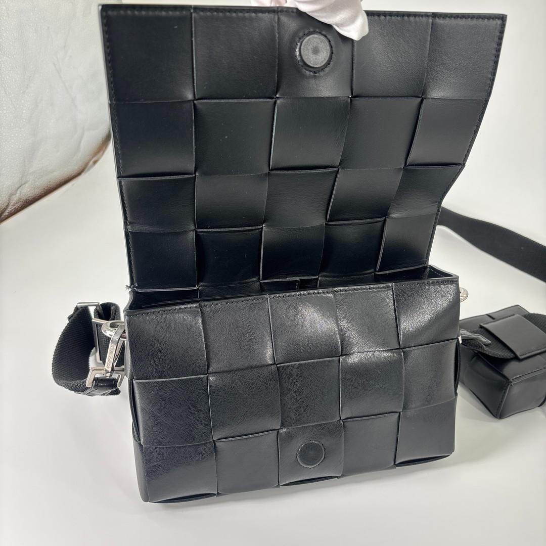 未使用 ボッテガヴェネタ イントレチャート ストラップポーチ ショルダーバッグ