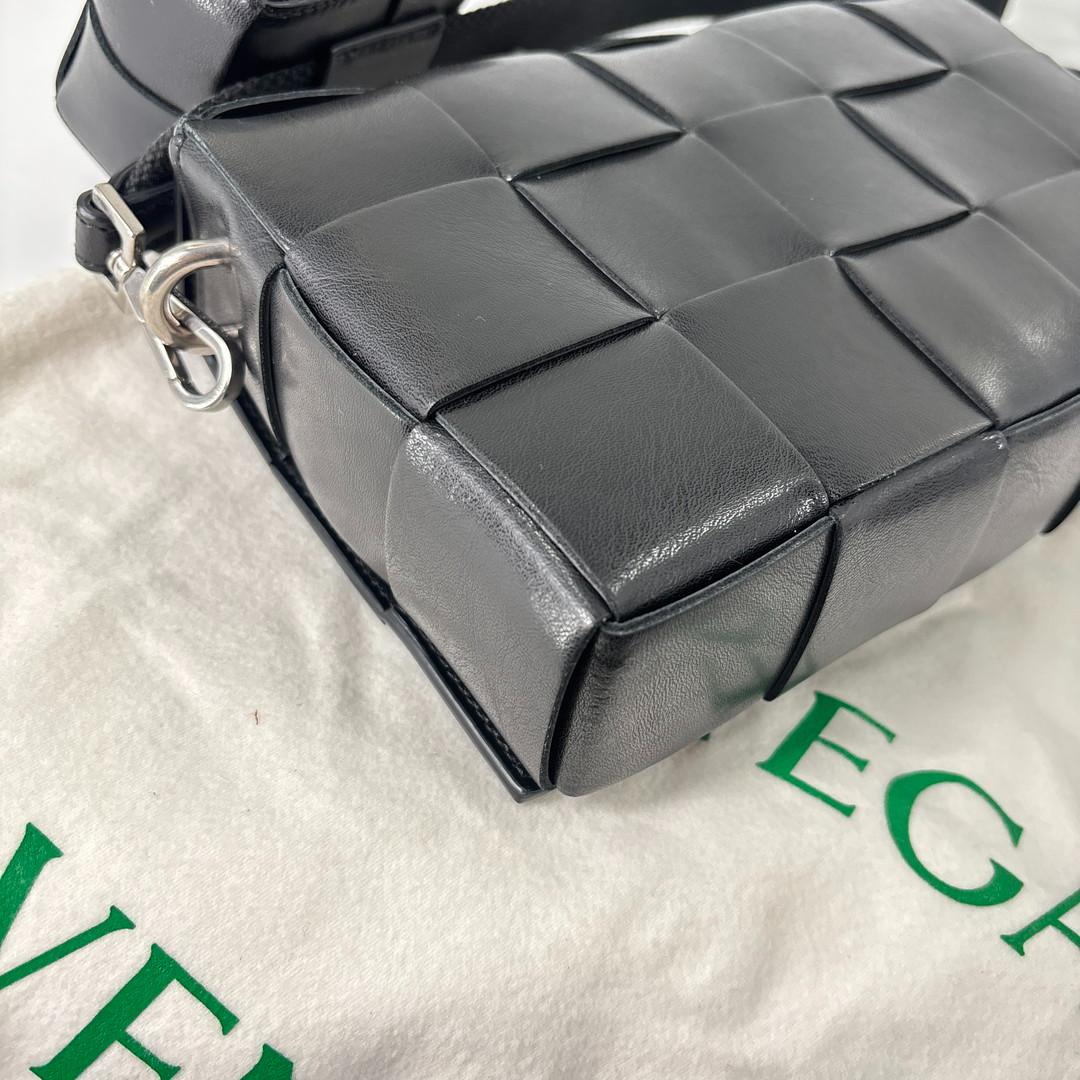 未使用 ボッテガヴェネタ イントレチャート ストラップポーチ ショルダーバッグ