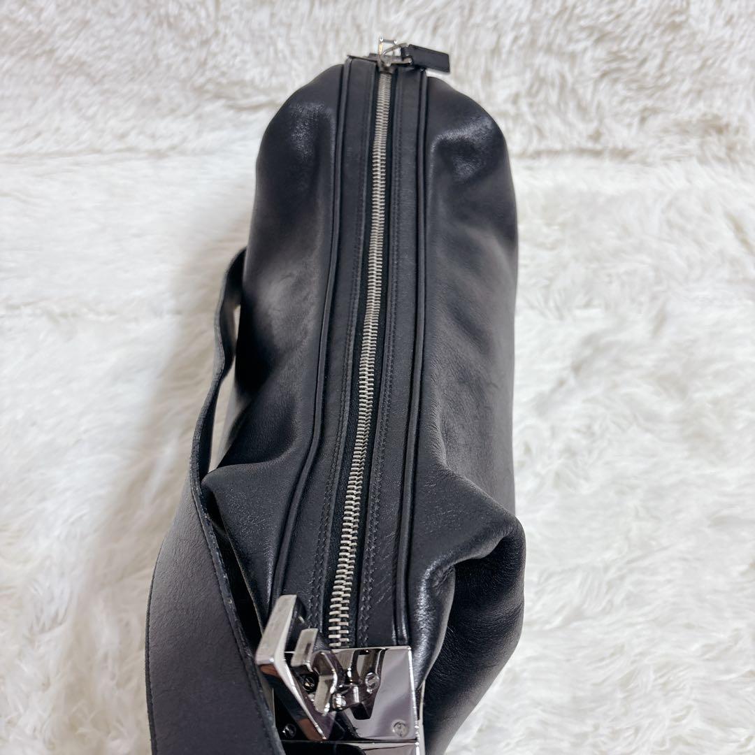 GUCCI グッチ　ワンショルダー　メッセンジャーバッグ　黒　GGタグなし