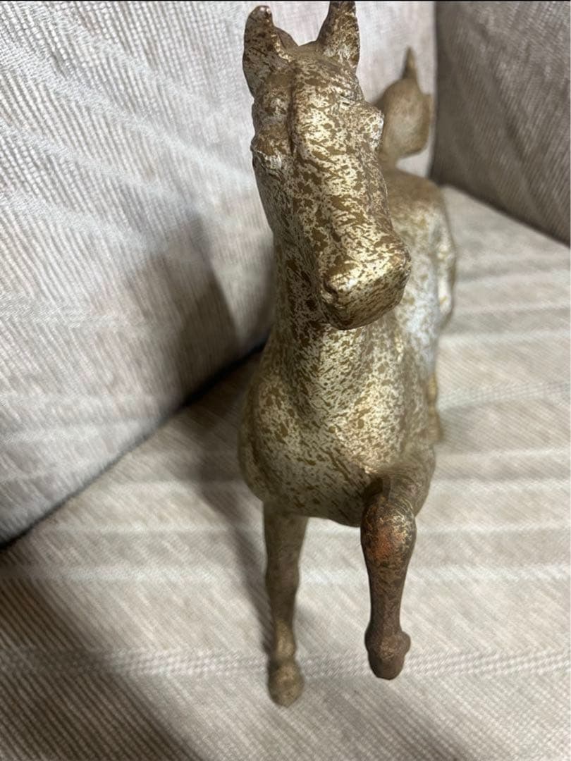 金色の馬の置物
