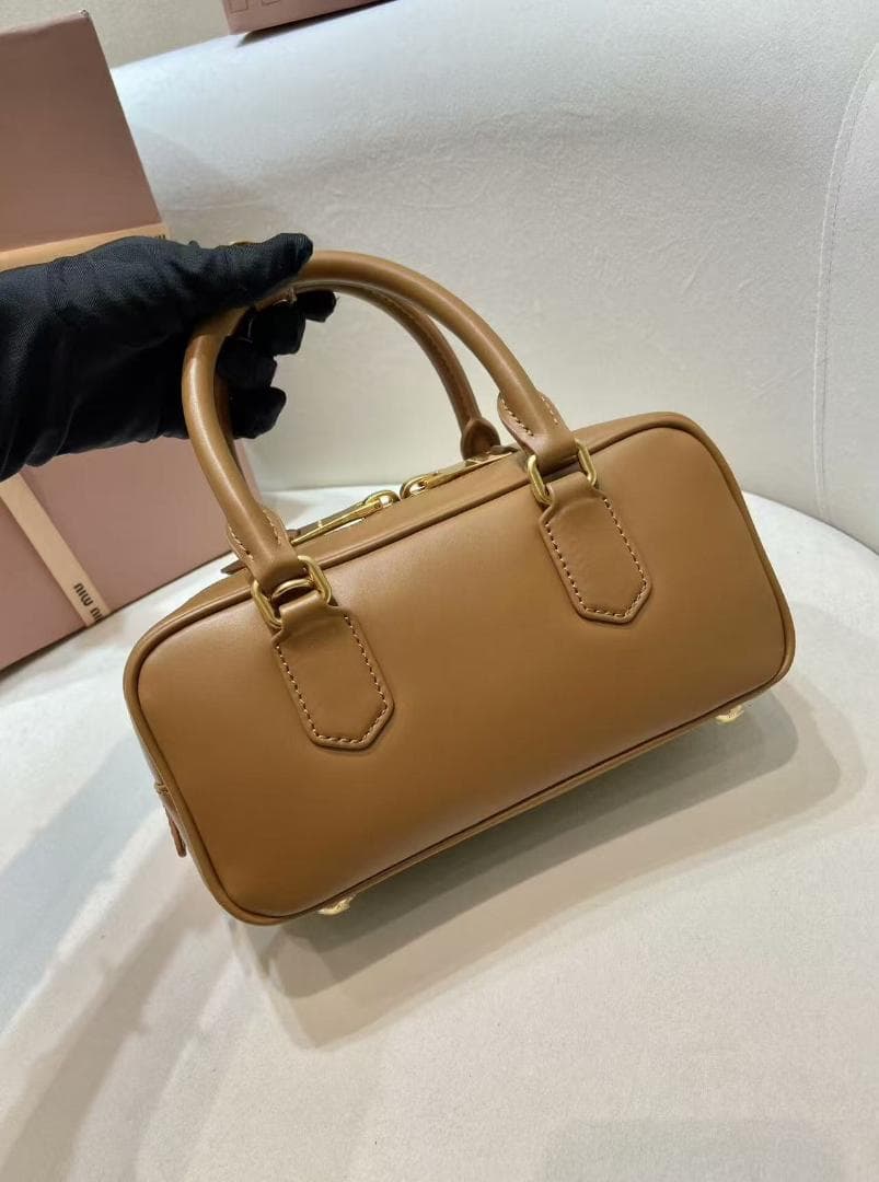 M☆IU MIU ベージュ レザー ショルダーバッグ~~~