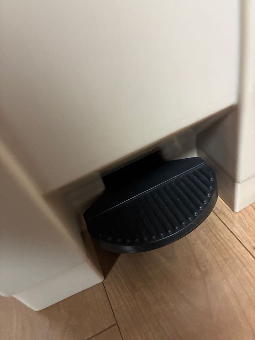 ラバーメイド　Rubbermaid製　衛生的　ステップオン式ゴミ箱