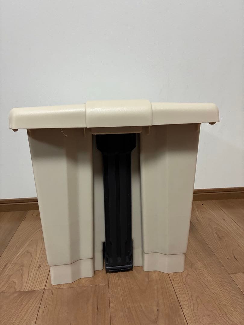 ラバーメイド　Rubbermaid製　衛生的　ステップオン式ゴミ箱