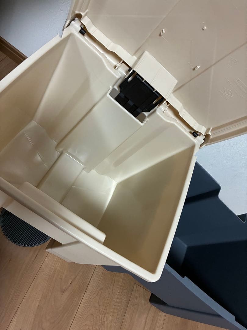 ラバーメイド　Rubbermaid製　衛生的　ステップオン式ゴミ箱