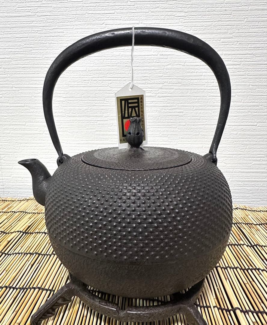 新品、供箱等付属品付　南部藤枝工房藤枝 昌行作　１５型アラレ　南部鉄瓶　南部鉄器