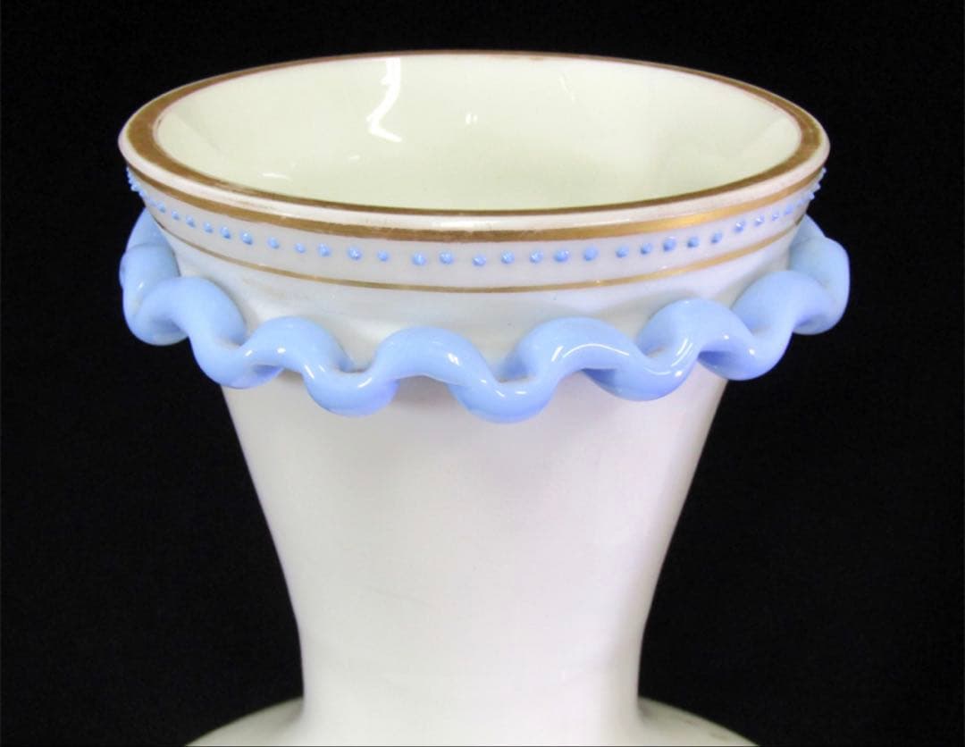 アンティーク フラワーベース 花瓶 ミルクガラス ヴァセリンガラス 草花 蝶