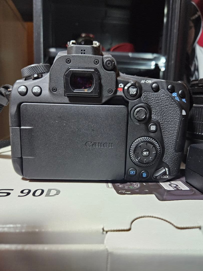 Canon EOS 90D デジタル一眼レフ 本体　レンズ付き