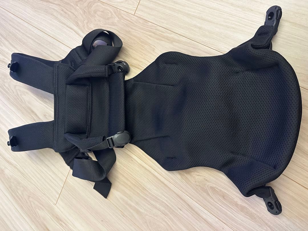 ‘美品’ピトレスク ベビーキャリア ファースト　ブラック　抱っこ紐