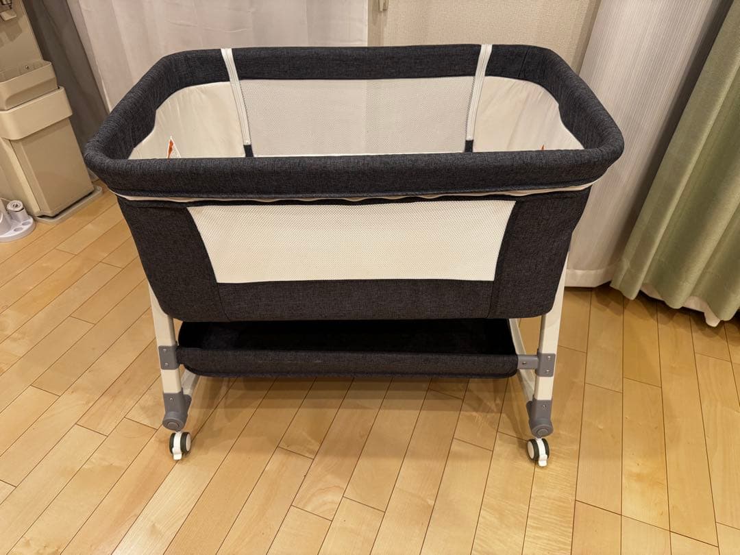Vinona ベビーベッド ダークグレー キャスター付き