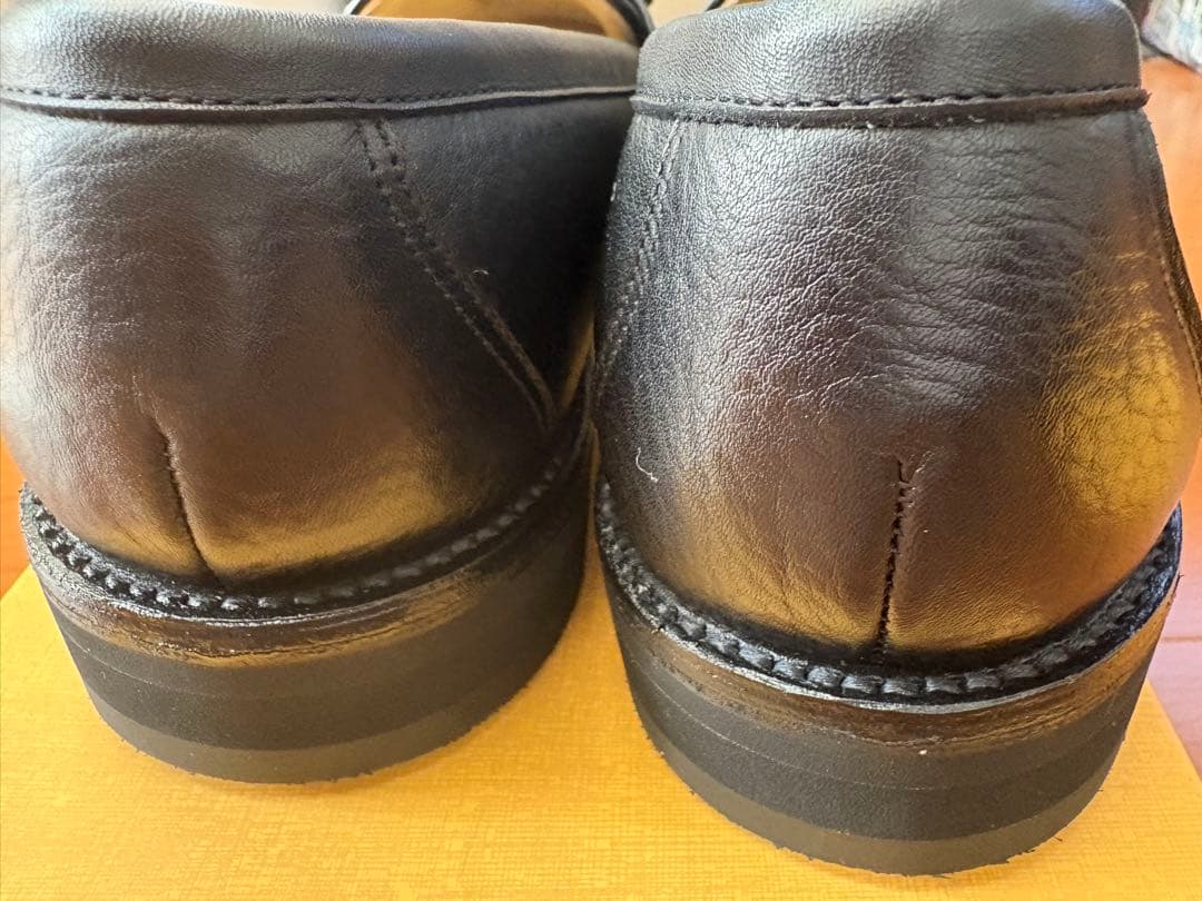 REGAL 黒いレザー タッセル付きローファー