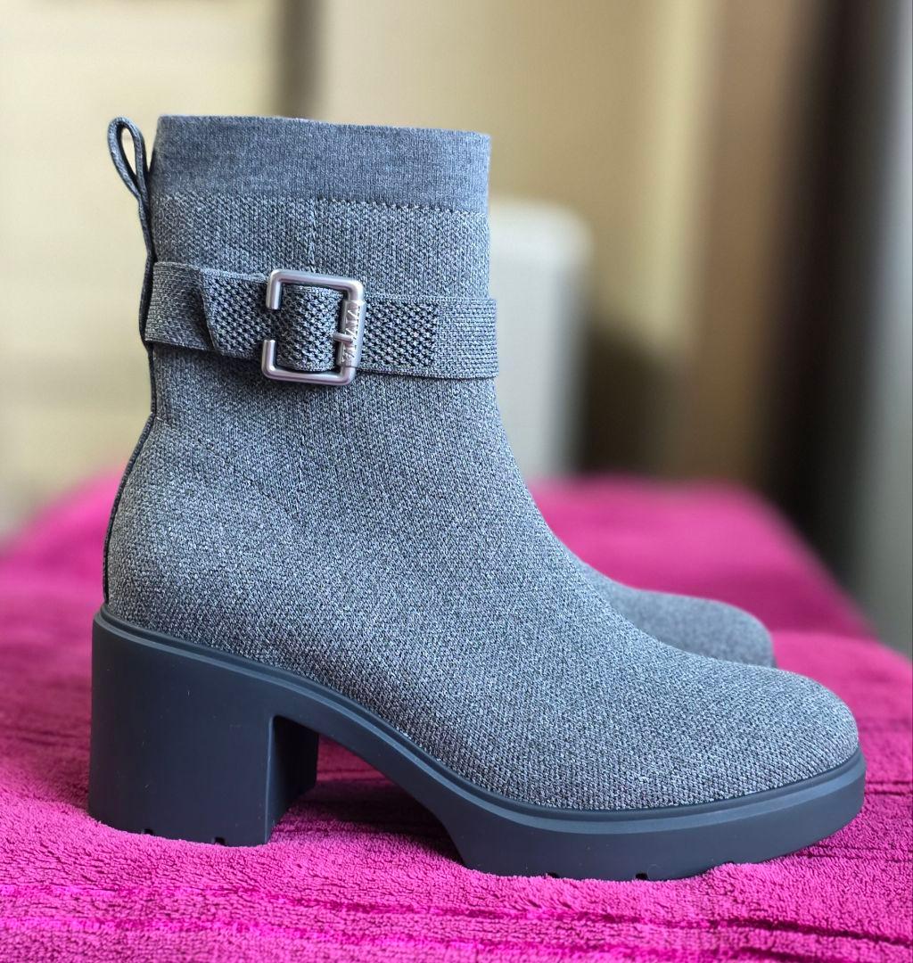 VIVAIA スクエアトゥ撥水加工ヒールブーツ