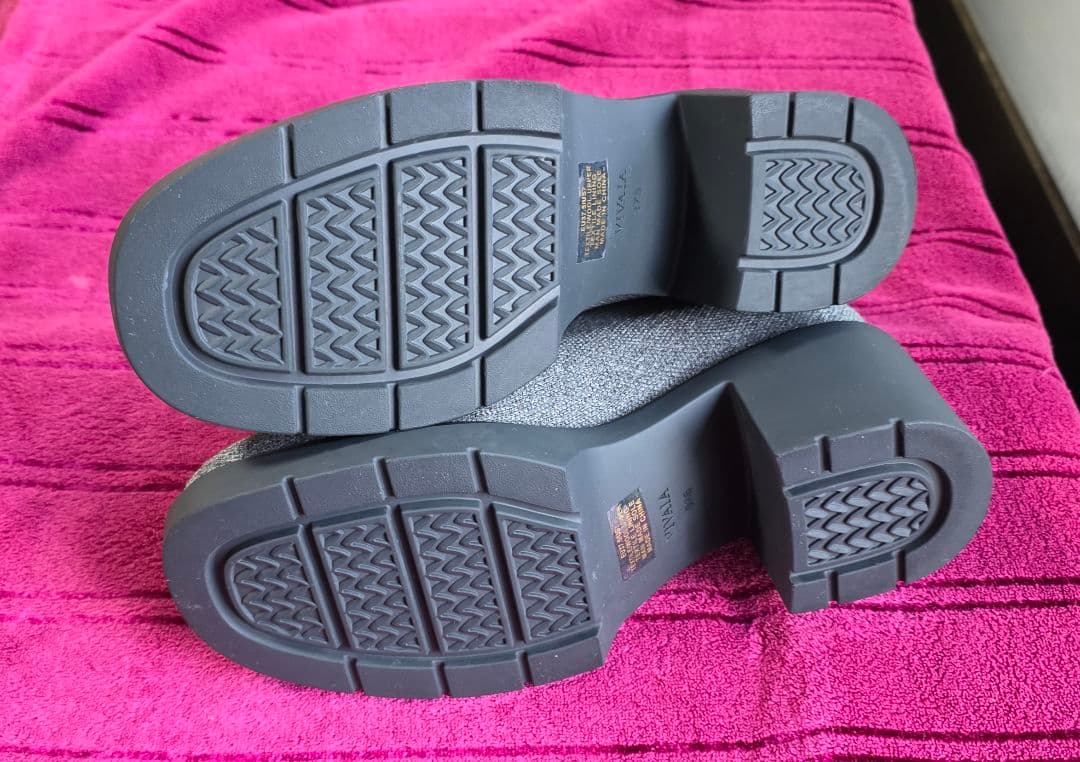 VIVAIA スクエアトゥ撥水加工ヒールブーツ